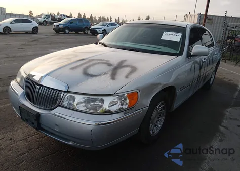 1999 Lincoln Town Car Signature from USA, damaged, VIN 1LNHM82W1XY612917